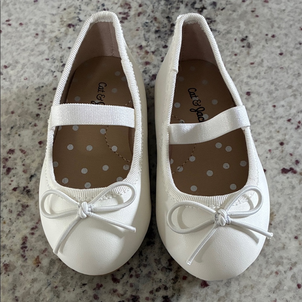 Cat & Jack White Kids Dress Shoes with Bow, never worn